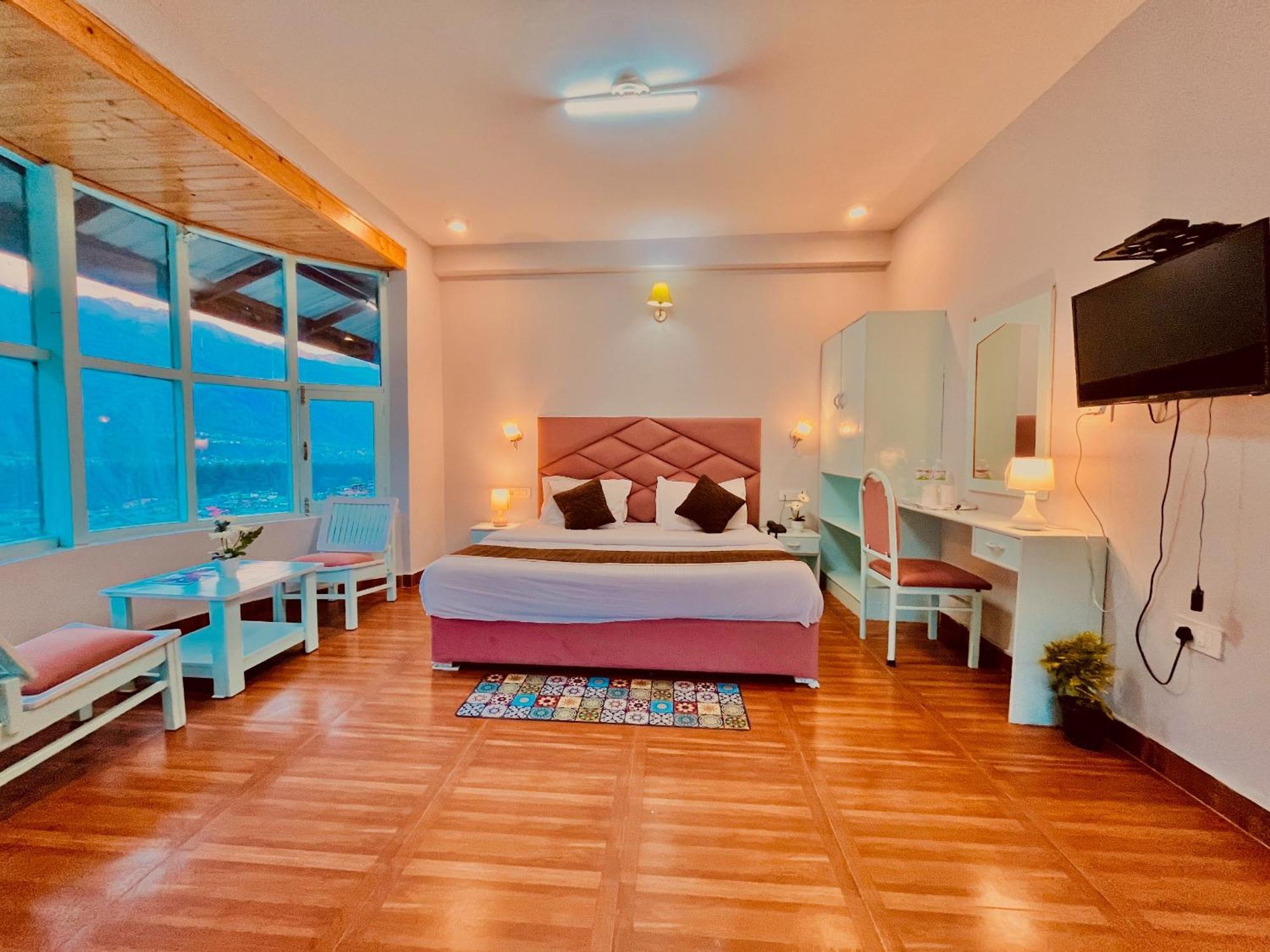 Hadimba Hill View By Hadimba Palace, Manali - Premium Room ! Family Hotel ! Parking ! Near Hadimba Temple المظهر الخارجي الصورة
