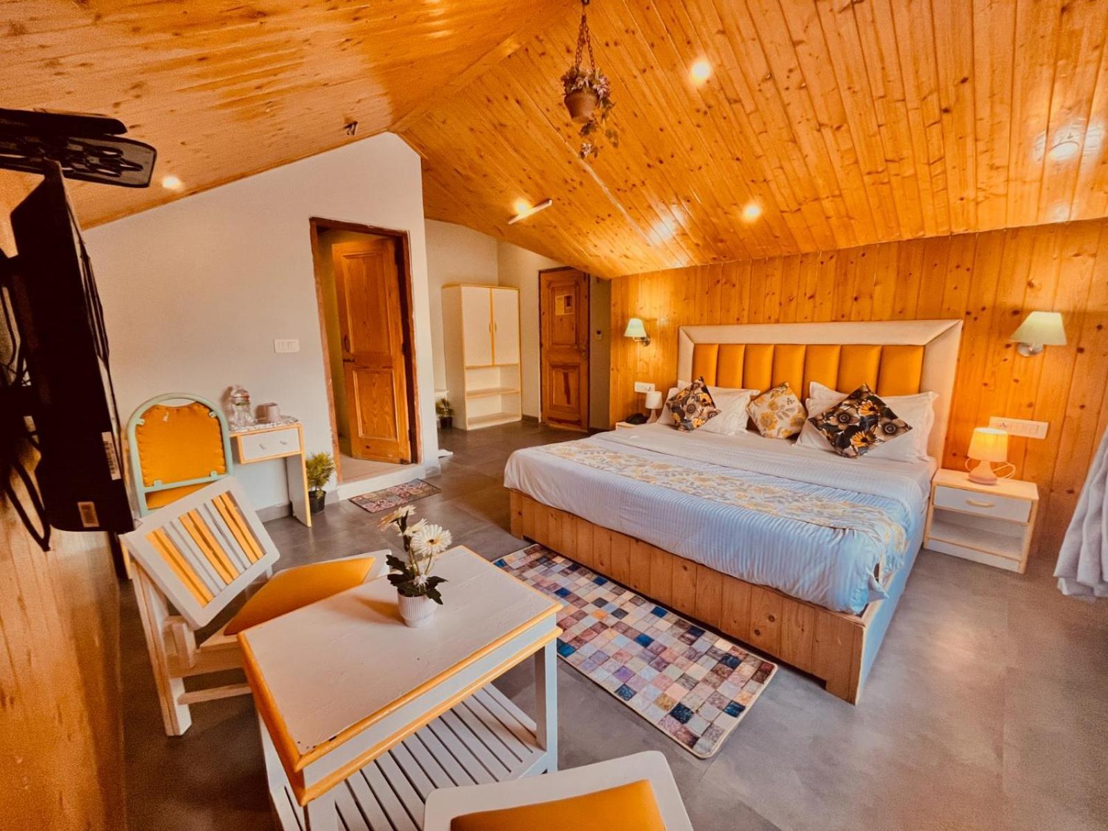 Hadimba Hill View By Hadimba Palace, Manali - Premium Room ! Family Hotel ! Parking ! Near Hadimba Temple المظهر الخارجي الصورة