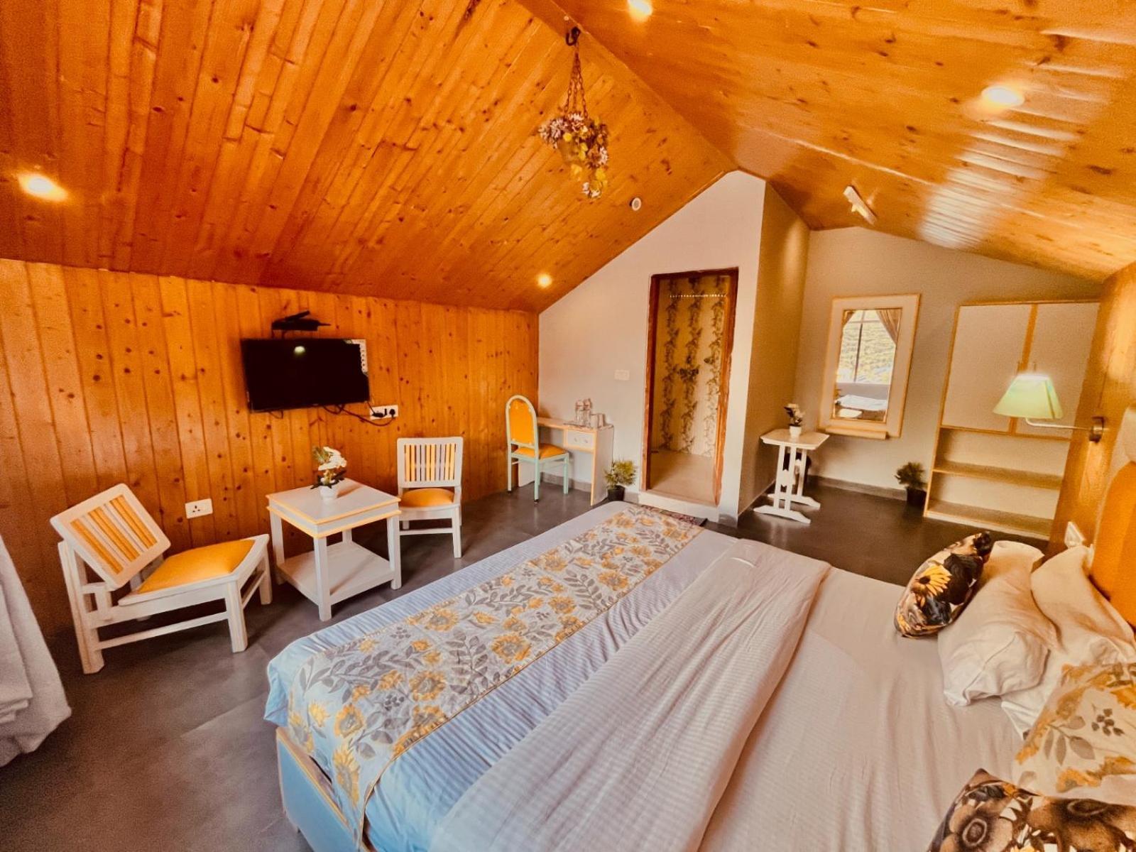 Hadimba Hill View By Hadimba Palace, Manali - Premium Room ! Family Hotel ! Parking ! Near Hadimba Temple المظهر الخارجي الصورة