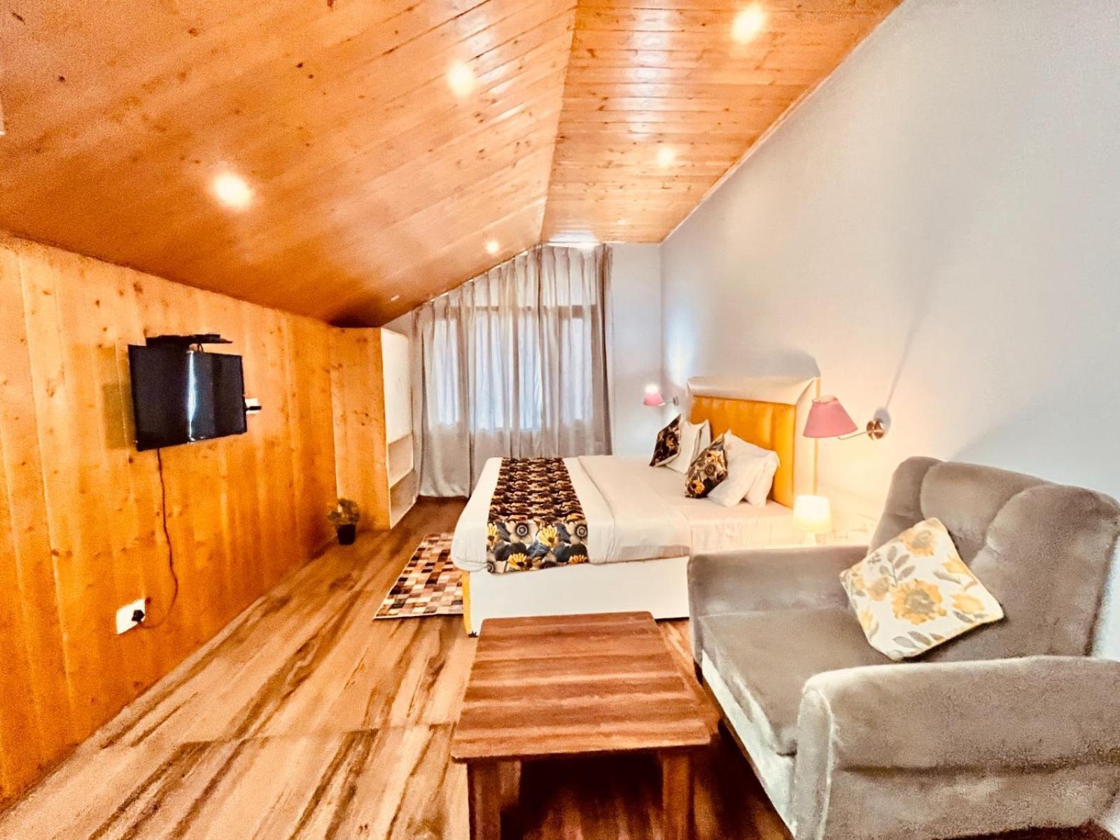 Hadimba Hill View By Hadimba Palace, Manali - Premium Room ! Family Hotel ! Parking ! Near Hadimba Temple المظهر الخارجي الصورة