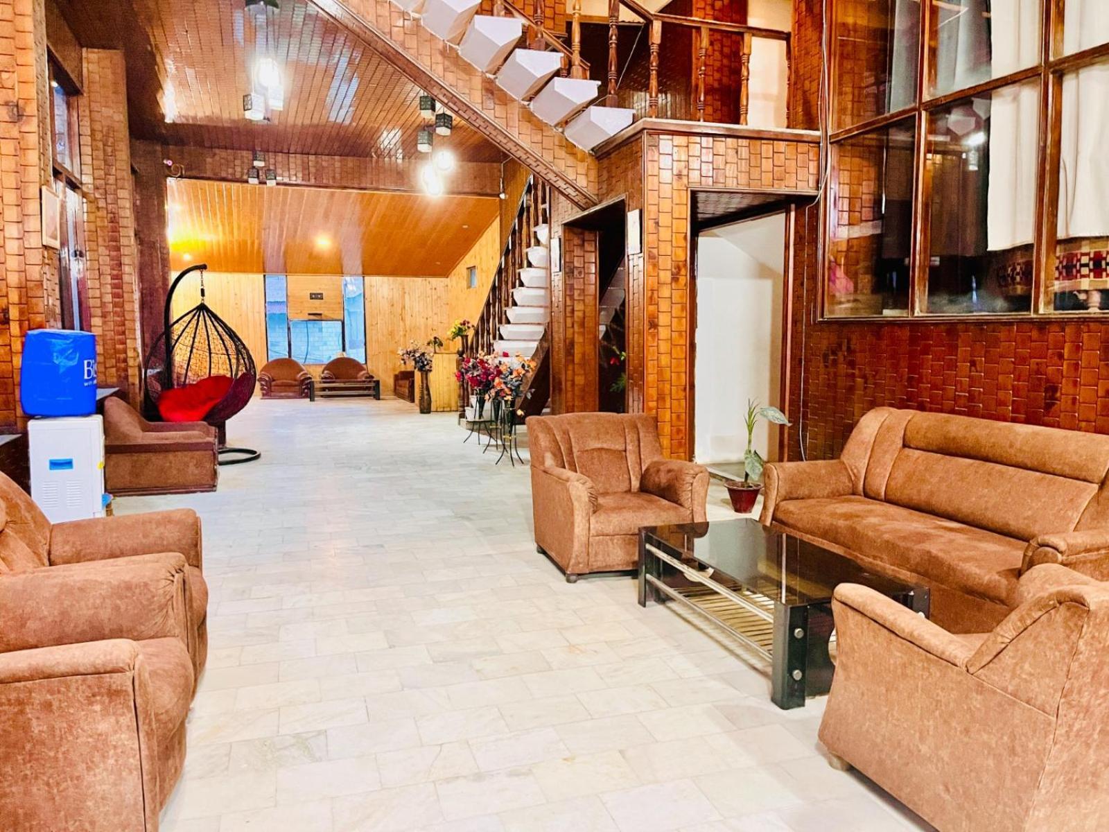 Hadimba Hill View By Hadimba Palace, Manali - Premium Room ! Family Hotel ! Parking ! Near Hadimba Temple المظهر الخارجي الصورة