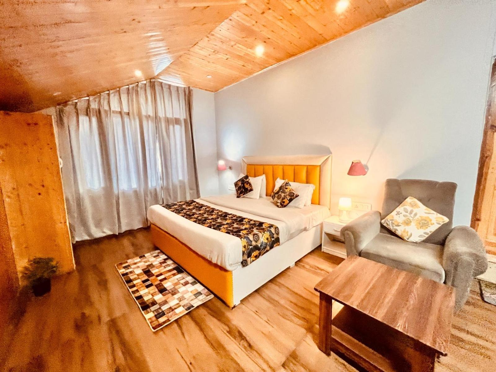 Hadimba Hill View By Hadimba Palace, Manali - Premium Room ! Family Hotel ! Parking ! Near Hadimba Temple المظهر الخارجي الصورة