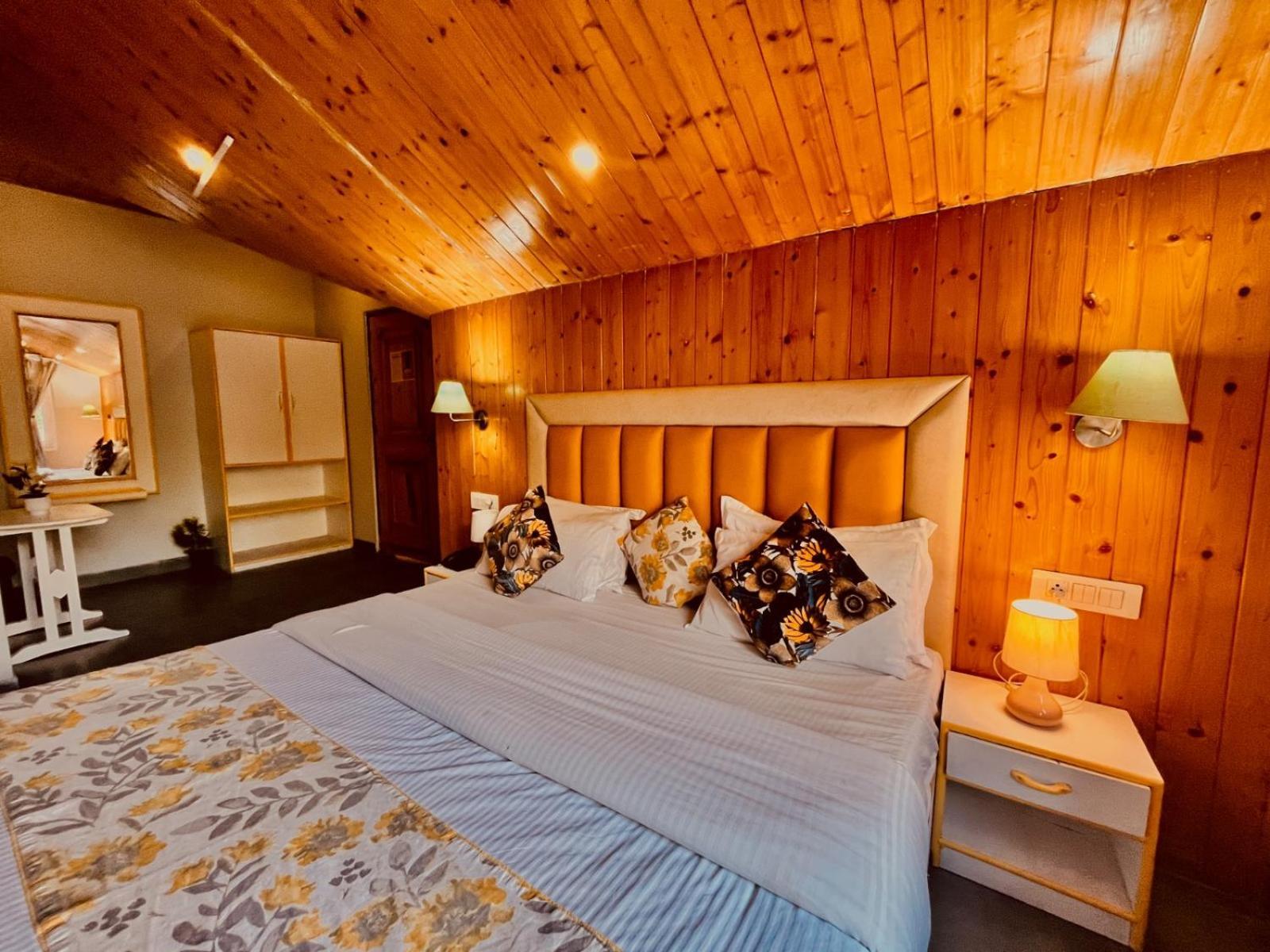 Hadimba Hill View By Hadimba Palace, Manali - Premium Room ! Family Hotel ! Parking ! Near Hadimba Temple المظهر الخارجي الصورة